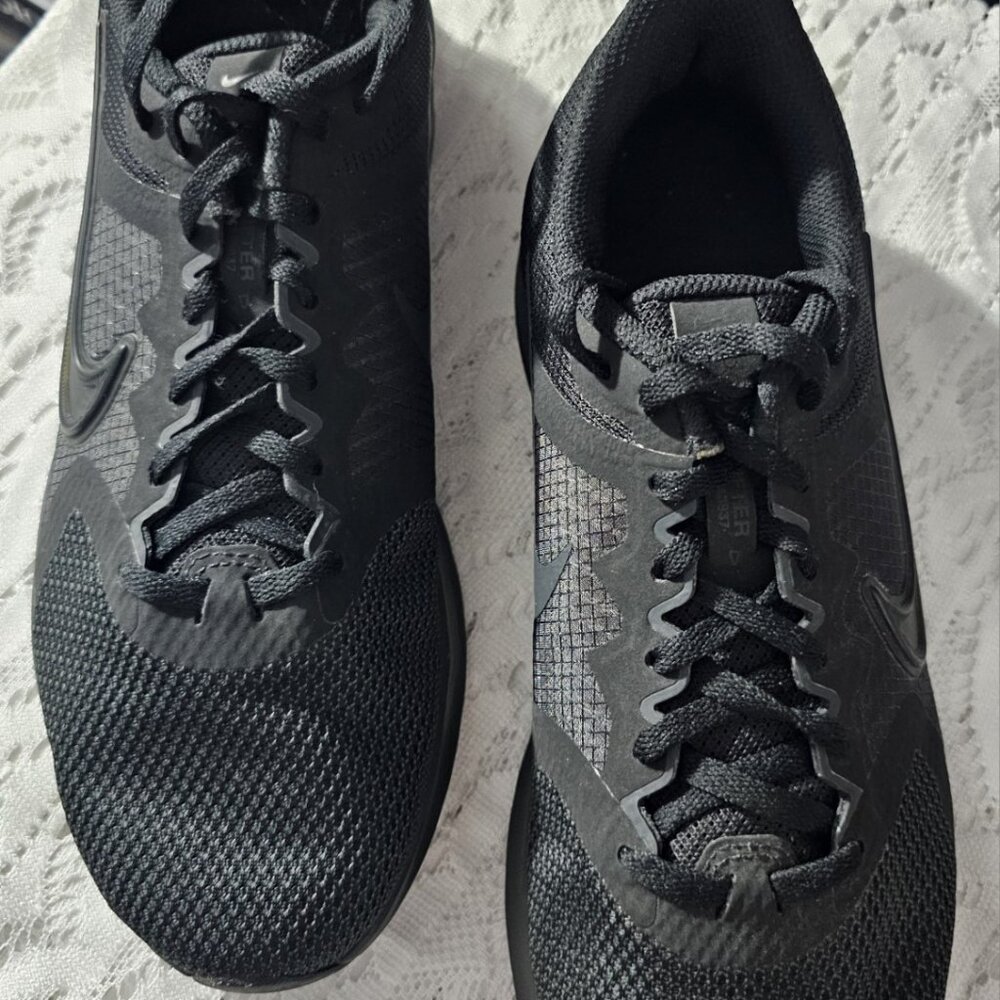 A Pair of Womens Black Nike Tennis Shoes Size 10W